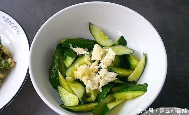 晒一晒我家的午餐,做了一桌子菜,被说吃得太随意