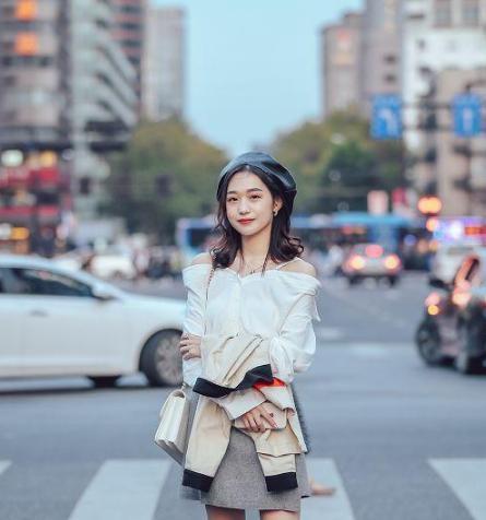 别跟我|街拍:第二个小姐姐谁也别跟我抢,一身红色长裙好美。