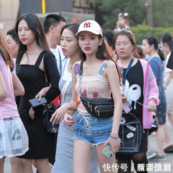 吊带背心 牛仔裤与吊带背心搭配着穿，清新休闲，很难不多看两眼