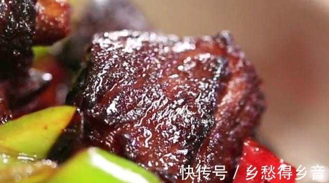 青红菜椒|排骨这样做真美味,搭配萝卜干焖着吃,鲜嫩又营养,家人都爱吃!