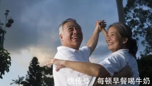 高血脂患者|76岁退休医生,研究血脂多年,建议:少吃3种食物,血脂或许稳定