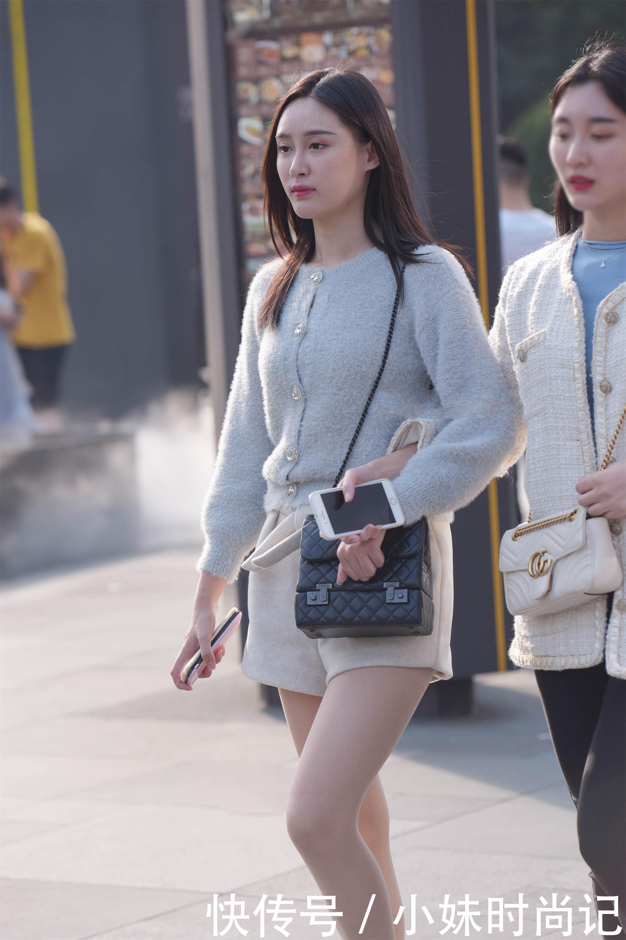 街拍:天蓝色针织毛衣, 搭配米白色短裤, 甜美十足