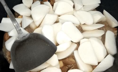 萝卜|冬天,少吃猪肉多吃它,简单一焖,汤鲜肉嫩,天冷吃一碗全身暖和