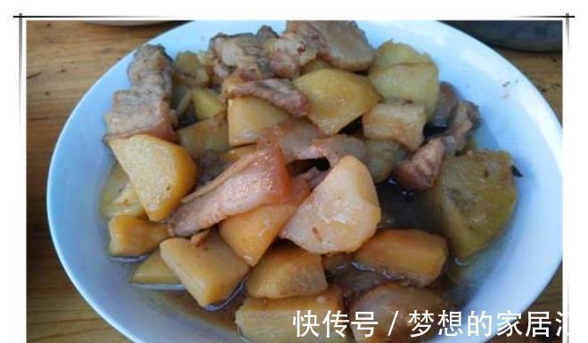 婆婆旅游回家送我化妆品,我特意做一桌菜庆祝,饭后老公都羡慕我