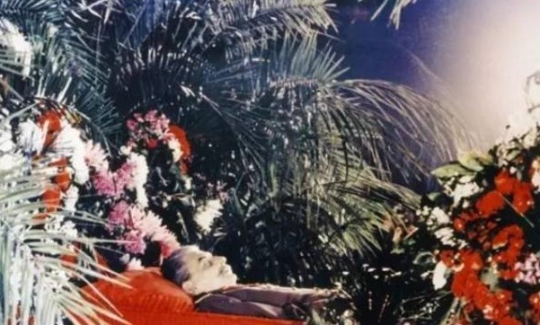 苏联|斯大林葬礼老照片图一是斯大林遗体,图六是斯大林的棺材