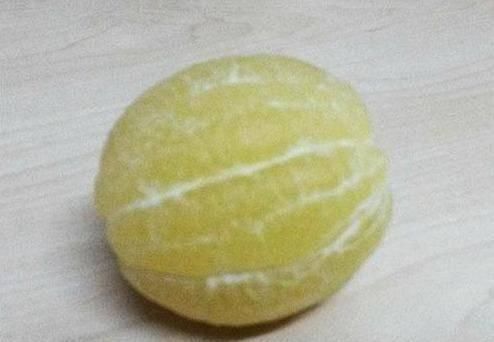 认不出|我赌一箱辣条,这5种脱了皮的水果,没吃过的话,第一眼都认不出