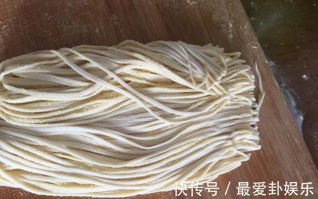 陕西人|老陕教你做正宗手擀面，和面时只加这1样，面条劲道爽滑