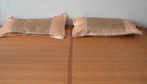 不管凉席多脏多粘,只需喷一点它,凉席立马干净又清爽,都学学吧