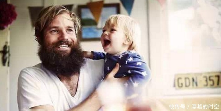 老爸|“医院最霸气宝宝”走红,边输液边溜爸爸,网友卑微的爸爸