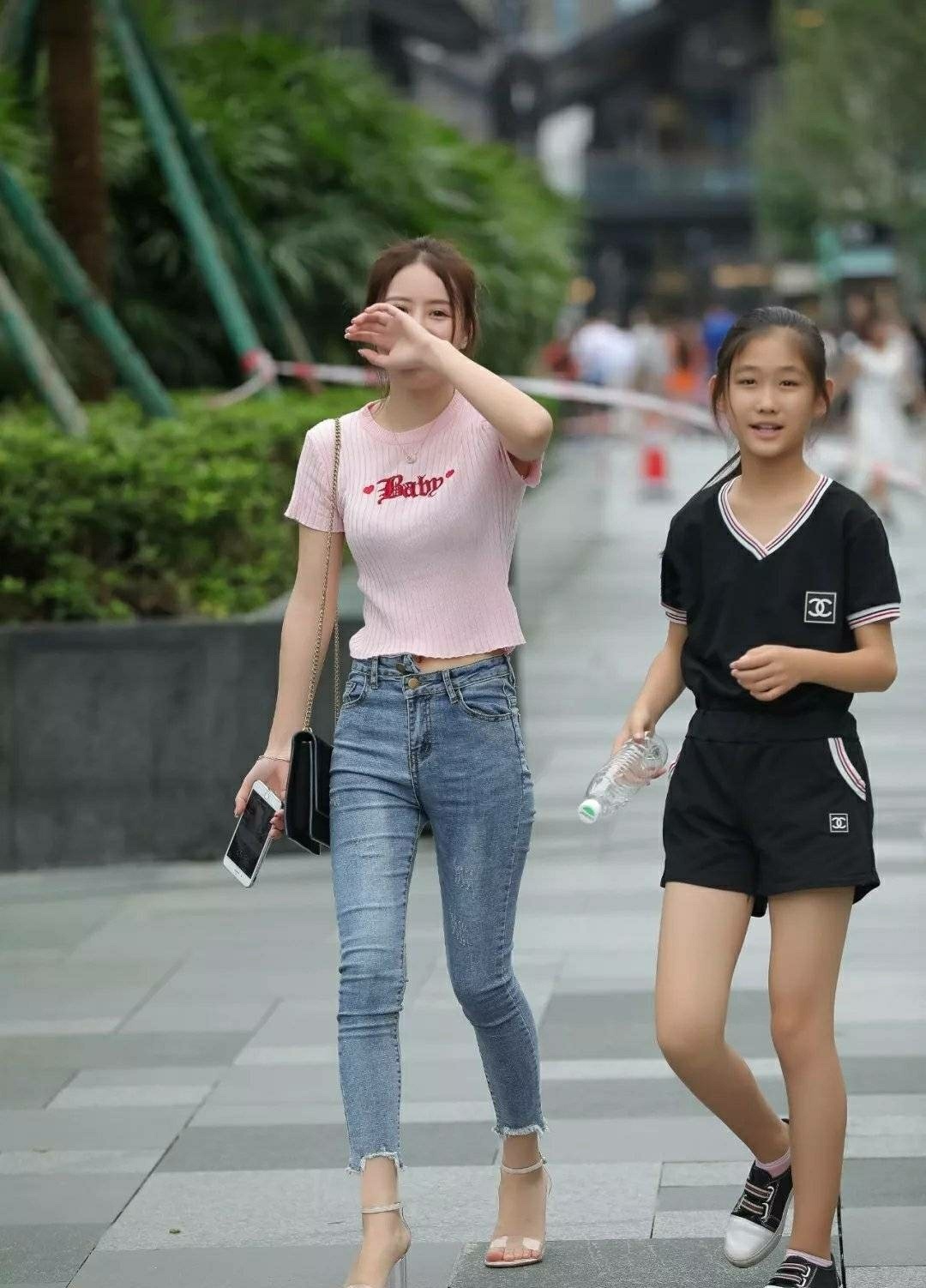 时尚|街拍镜头感很好的时尚小姐姐,这么美的牛仔裤女友你是在哪找的