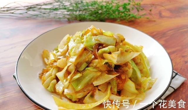 包菜炒粉条时,很多人第一步就错,教你正确做法,脆爽入味又下饭!