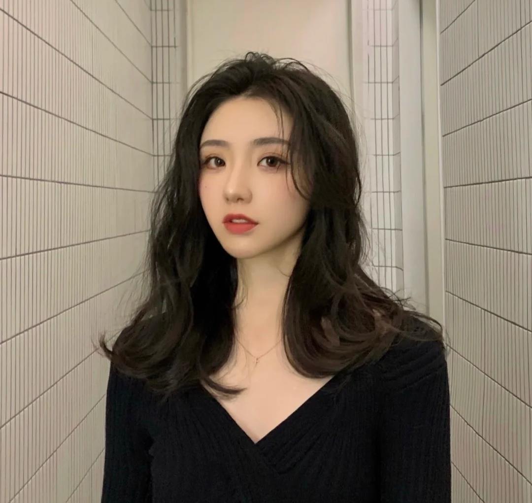 不挑脸型的中长款发型,浪漫法式卷风格百变,柔美初恋发