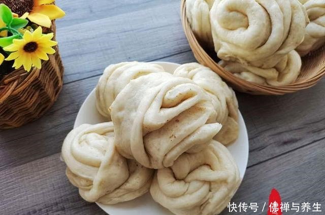 有的人爱吃花卷却不会拧,看看我介绍的这两种方法,简单易操作