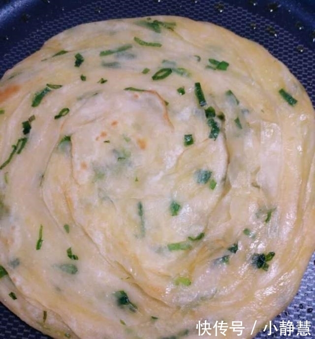 吃法|乡下婆婆告诉你一个盐葱饼的新吃法，外酥里嫩，把我都给吃撑了