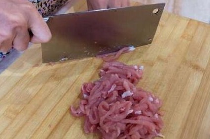 不管炒什么肉，直接用淀粉腌就错了，教你一招，肉质滑嫩不粘锅！