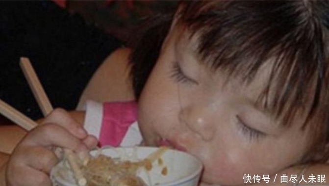 人生|宝宝吃饭吃到总让妈妈怀疑人生,吃成这样,也是醉了
