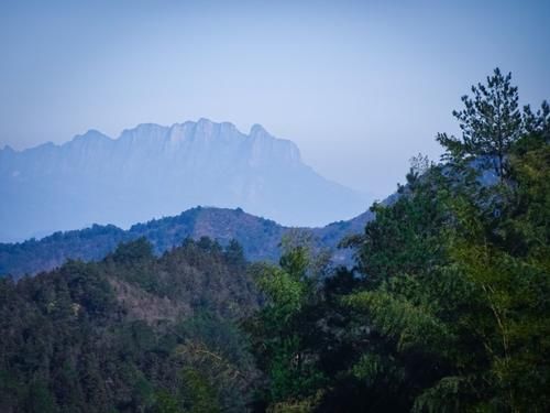 群峰如巨龙肋骨：灵山形成没有标准答案，却是人山和谐相处典范