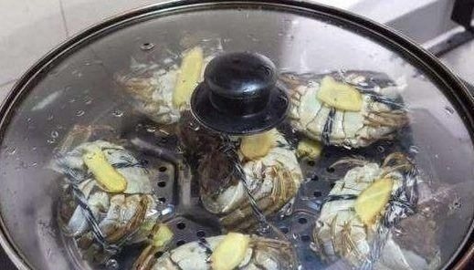 蒸螃蟹时，直接上锅蒸就错了，多加1步，肉质鲜嫩细腻没腥味