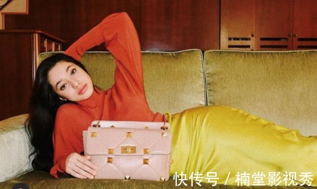 valentino 偷师INS网红的时髦拍照秘诀,原来是因为背了这只包!