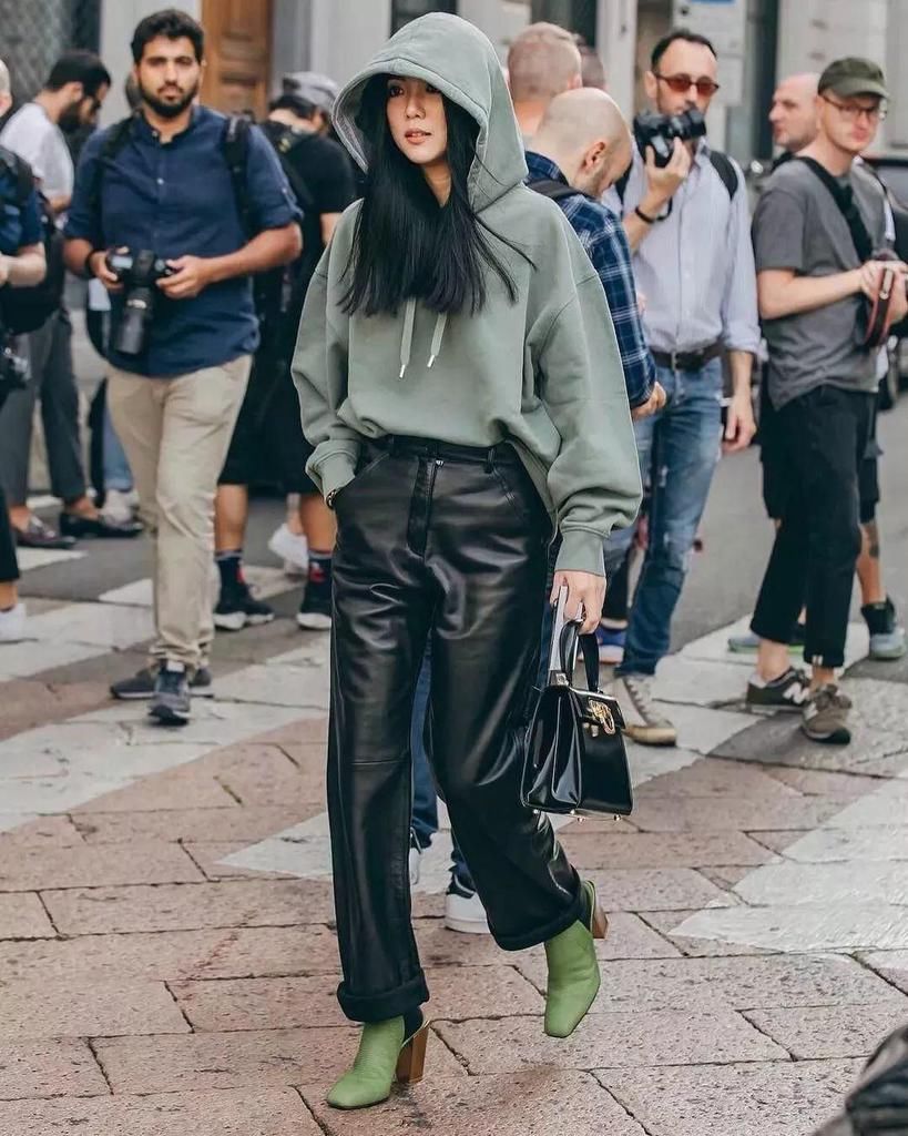  纸袋裤|别老穿阔腿裤了，今年秋冬这4条裤子最流行！