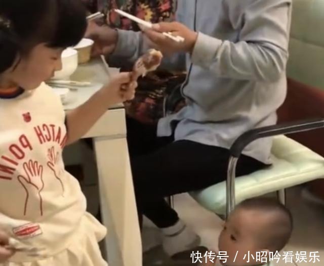 大宝|弟弟见姐姐看电视入迷,趁机偷吃她手中鸡腿,被发现后表情萌翻
