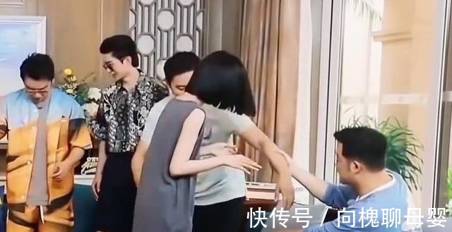 吳宣儀上跑男穿著太清涼,沙溢不敢挨著坐,拉李晨避嫌獲贊賞