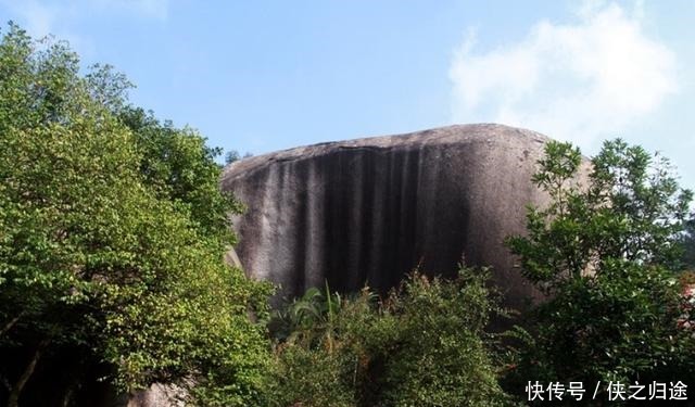 白虎岩宫|厦门有个“怪”寺庙，藏在3块巨石的缝隙里，人称爱情圣地