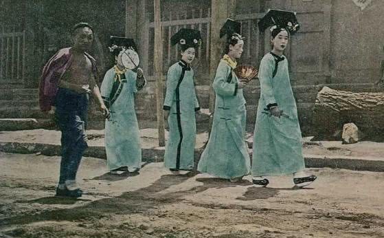 生前|无法重拍瞬间：骑黑驴的格格，刚抽完鸦片的婉容，图5溥仪生前最后一张照片