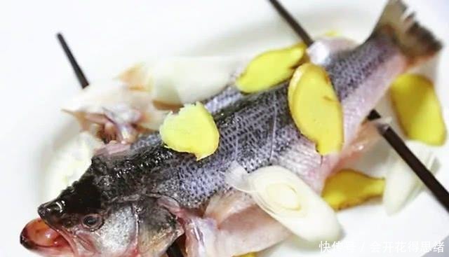 做清蒸鱼时,鱼肉需要腌制吗很多人都做错了,难怪鱼肉又老又柴
