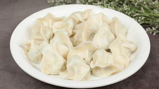包韭菜馅饺子，这3味料缺一不可，韭菜翠绿鲜嫩，比饺子店还好吃