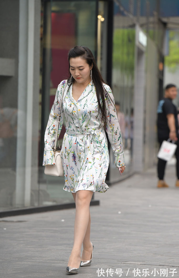 风衣|初秋选了一款长款印花风衣,辣妈穿搭的时尚又洋气