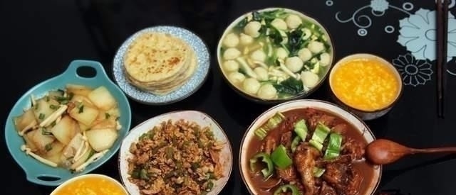 公爹来看孙女，晚餐我炒了1盘成本2元的菜，公爹：来3两小酒