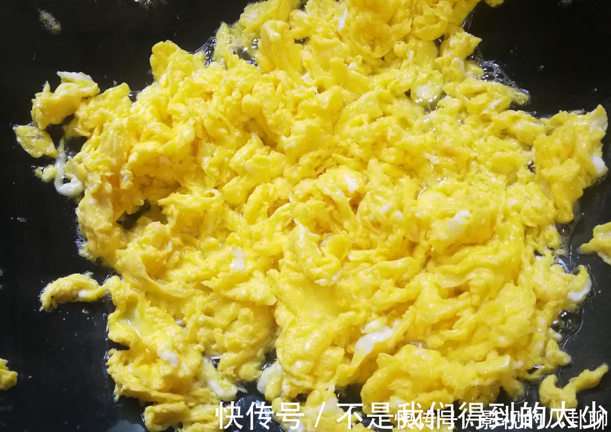 韭菜鸡蛋馅|韭菜馅饺子，先放油还是先放盐？很多人第1步就错了，难怪不好包