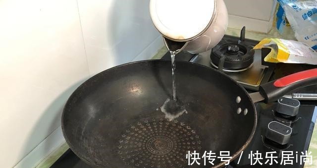 炒糖色时，第一步就“放糖”方法不对，难怪焦糖色还发苦！