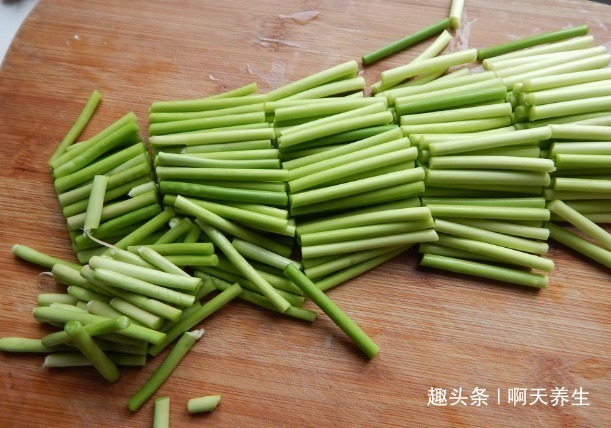 亲爱的|蒜苔和一宝搭配吃,防止血栓,保护肝脏,现在知道还不算晚