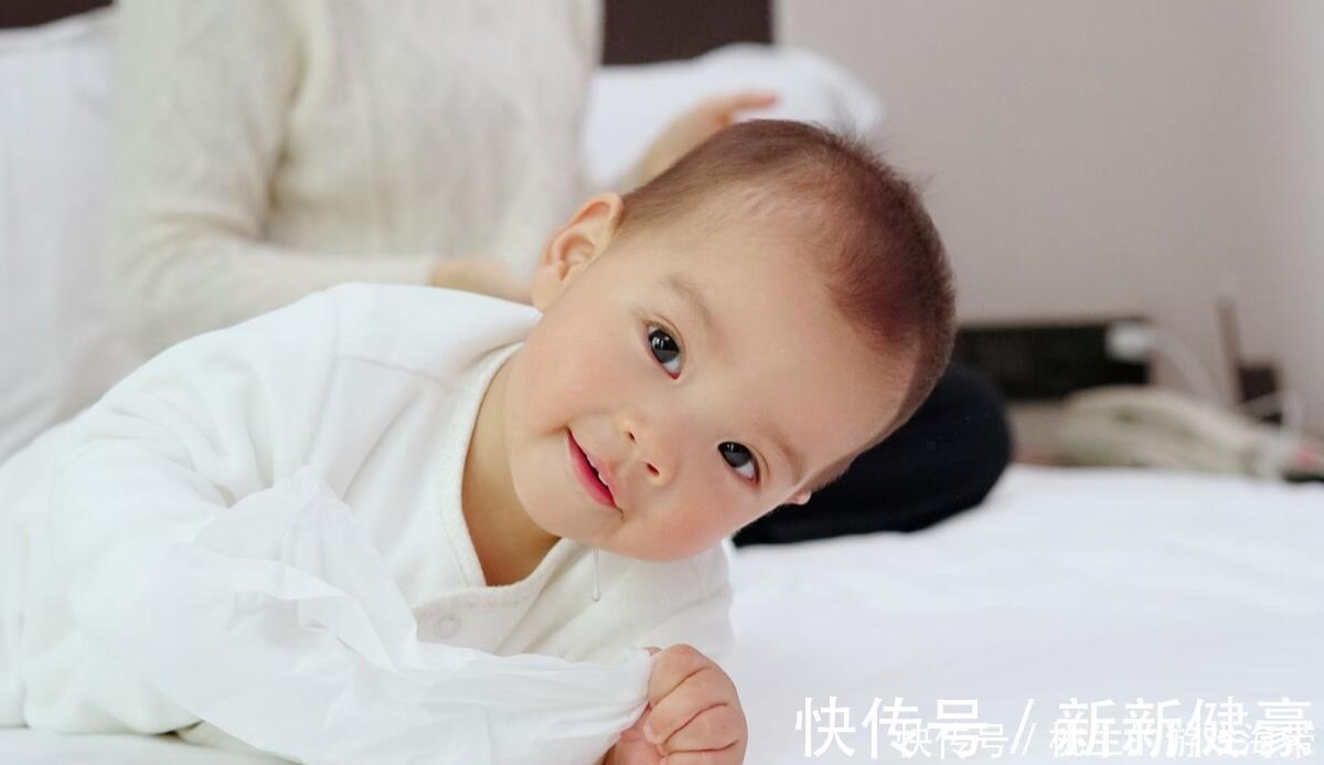 辅食|4~5个月宝宝养育得好不好?这5项智能发育过关,娃健康又聪明