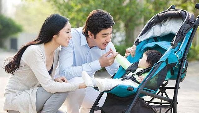 妈妈带着宝宝考驾照，半个月后孩子的模样亮了，网友小包拯