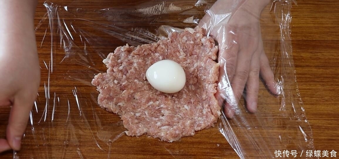 水煮蛋吃腻了,教你鸡蛋和猪肉的特色做法,外脆里嫩,里面流黄