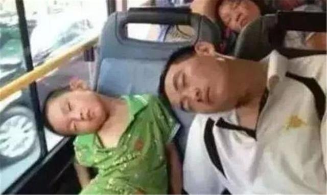 爸妈|宝宝因“睡姿”意外走红,睡着也有称霸舞林的气势,网友笑声一片