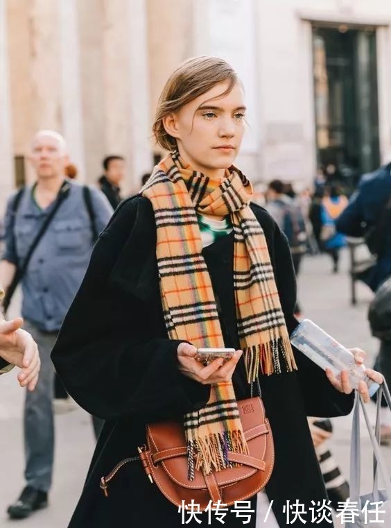 大衣+围巾=冬日最强搭配!温暖时髦、超显脸小,不穿你就真输了