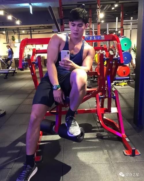 慕不慕|185cm肌肉教练“浴室照”爆火,倒三角身材公狗腰也太撩了吧……