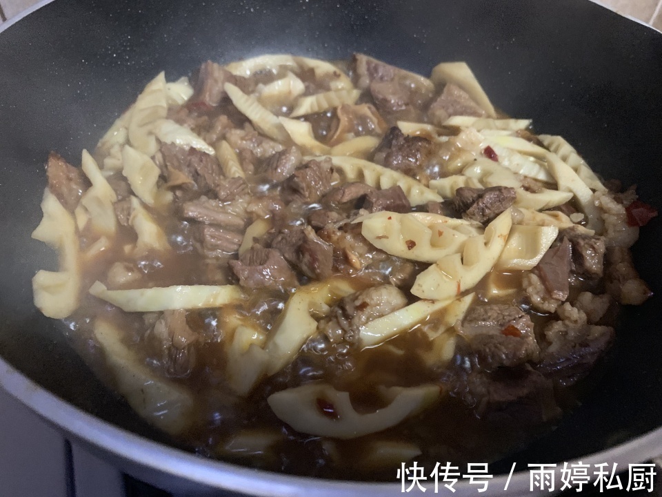 牛肉块|这2样菜一起炖太香了，开胃下饭，用来拌面也好吃，孩子也爱吃