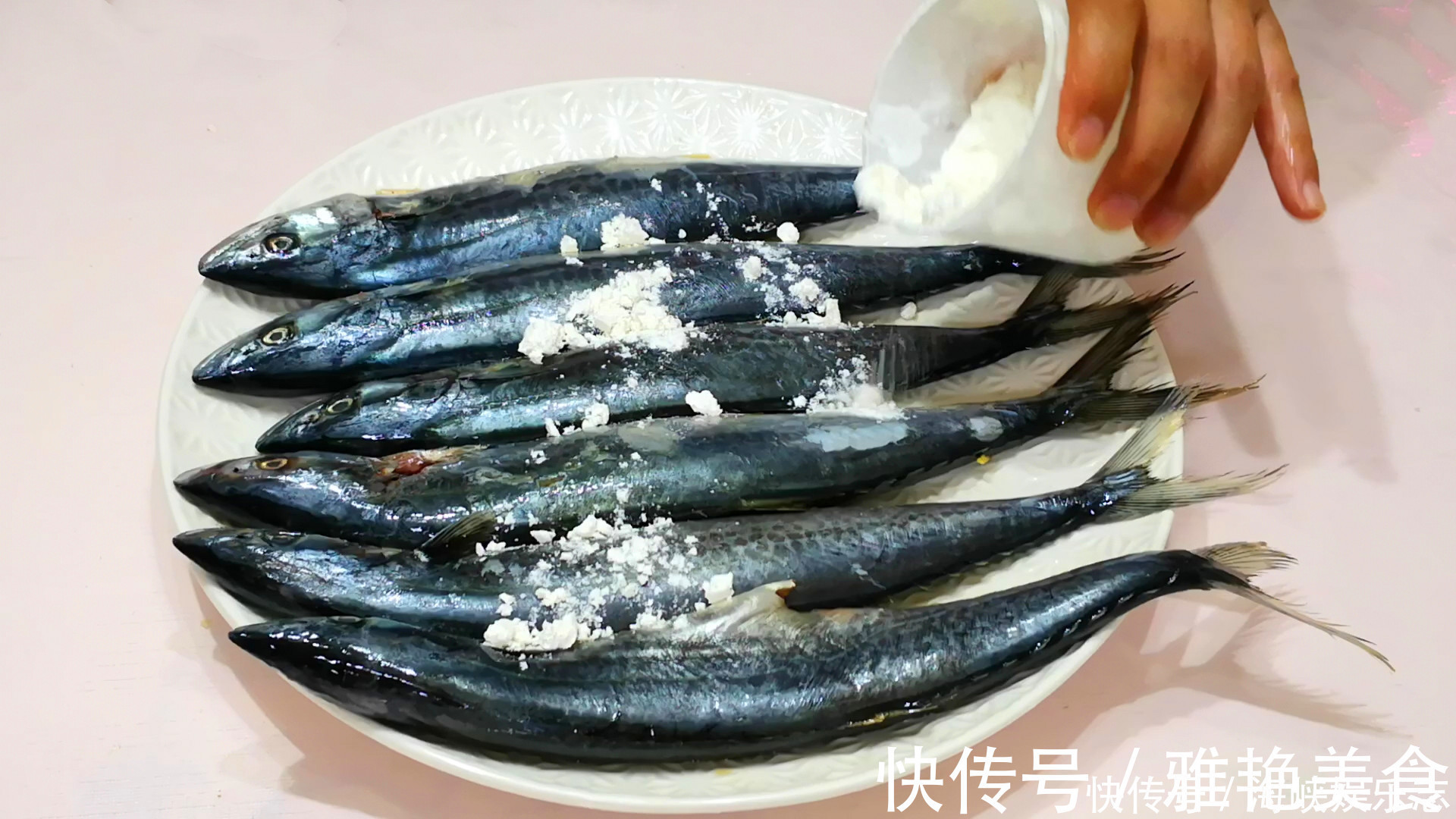 炖鱼时,别加酱油和醋去腥,大厨教我1招,鱼肉又鲜又嫩还不腥气