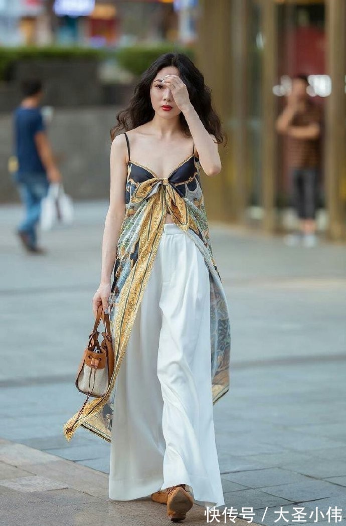 张扬美|美女街拍：姐姐把吊带衫穿出了新高度，是时尚，还是哗众取宠呢？