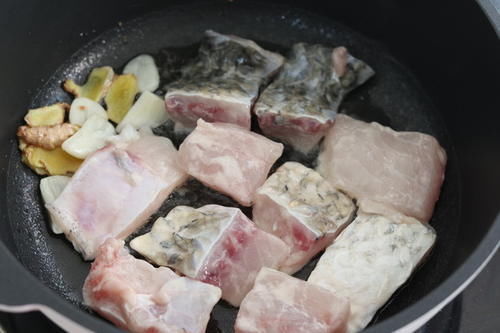 鱼腥“最”怕的不是葱和姜而是它,做鱼时加点,鱼肉鲜嫩还无异味