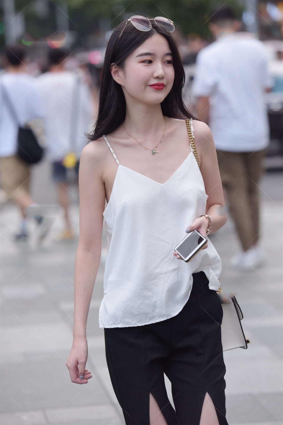 时髦|谁说背心太大众化,这样穿时髦又洋气,彰显高级气场