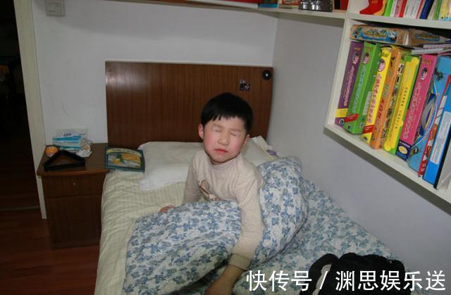 父母|儿子想和妈妈一起睡,爸爸不同意,孩子接下来的话让爸妈哭笑不得