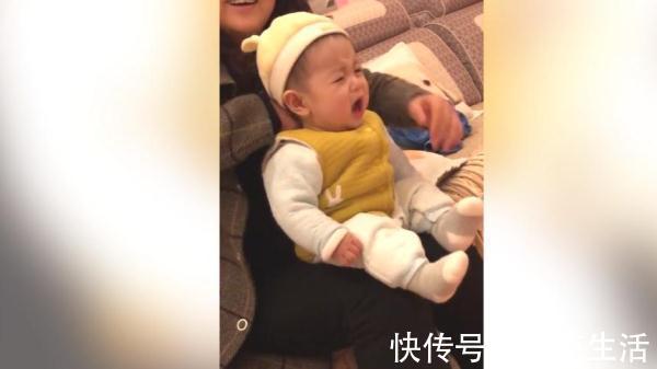 萌娃|宝宝很喜欢奶奶给自己捶背,奶奶一停下,萌娃就开始哭闹了