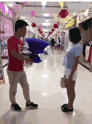 |搞笑GIF趣图：妹子，你这是打扰男朋友玩游戏的结果吧!