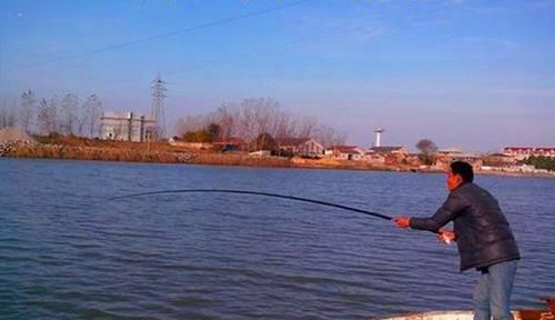 冬季鱼儿藏得深，选择钓法很关键，这种钓法简单实用，最适合冬钓
